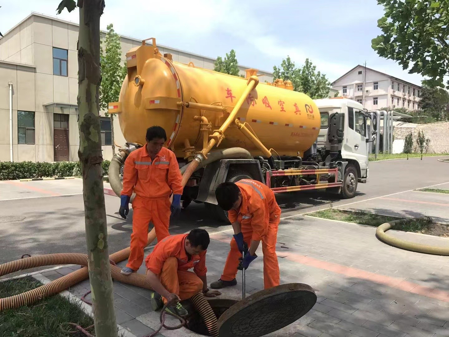 资中管道疏通车停在窨井附近