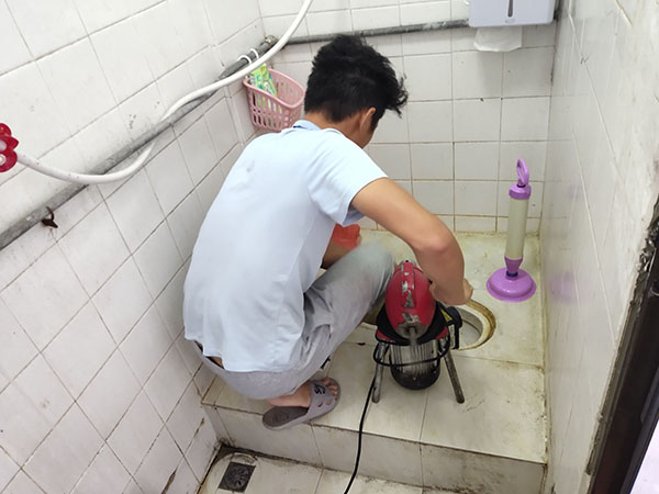 资中管道堵塞冒臭气 专业师傅现场解决问题