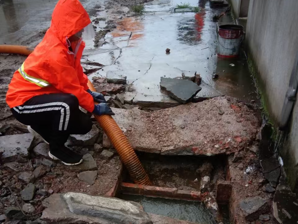 资中专业清理污水池 炜誉市政以规范流程守护城市 “肠道”